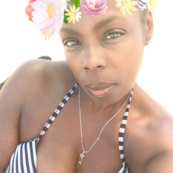 Meet your Posher, Karen - Picture 2 of 8